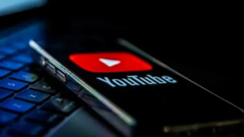 Akademisyenlere sosyal medya içeriklerinden gelir elde etme yasağı