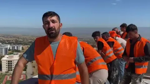 5 aydır paralarını alamayan inşaat işçileri hakları için 15 katlı rezidansın çatısında eylemde