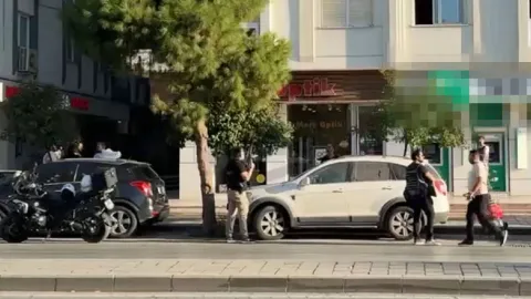 İzmir'de bankada rehine olayı; polis ekipleri olay yerinde