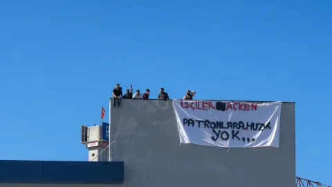 Sakarya'da Emniyet binası inşaatında işçiler çatıda direniyor