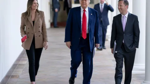 Trump'ın yardımcılarına verdiği dolarlarca 'tatil hediyesi' yasalara aykırı olabilir