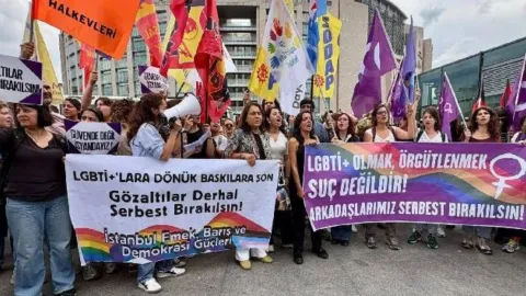 LGBTİ+’lara operasyonlara karşı protesto polis müdahalesi: 100'den fazla gözaltı