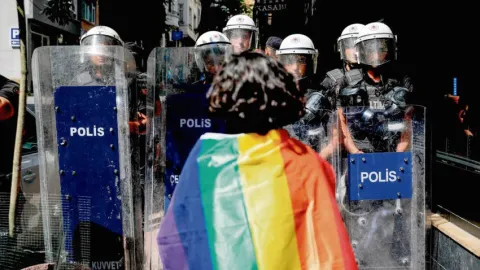 LGBT'lere, derneklere, gazetecilere operasyon sonrası TKP'den açıklama: 'Bu düzende kimse güvende değil'