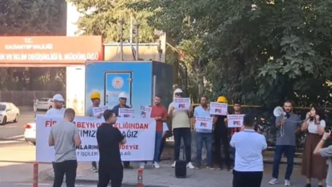 Aylardır maaşlarını alamayan işçiler bakanlık önünde: 'Taşeron sistemiyle zenginleşen patronlardan yana olmayın'