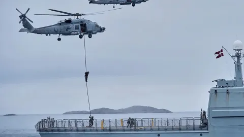 Danimarka'nın gemi takibi kriz çıkardı: Rus fırkateyni alçak uçuş yapan helikoptere işaret fişeği attı