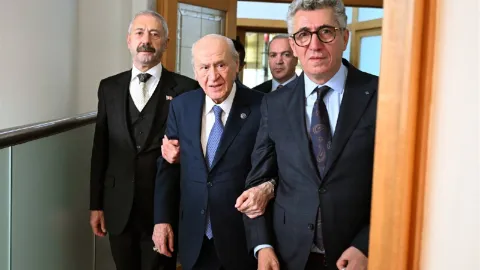 MHP Genel Merkezi'nde Sarallar ve Şahinler Aileleri Barıştı