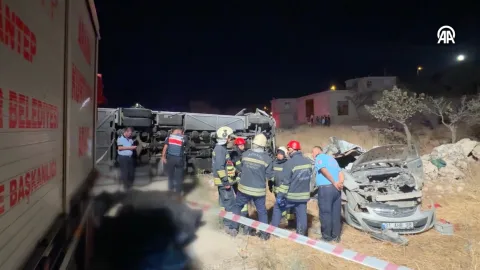 Gaziantep'te yolcu otobüsü ile otomobil çarpıştı: Ölü ve yaralılar var