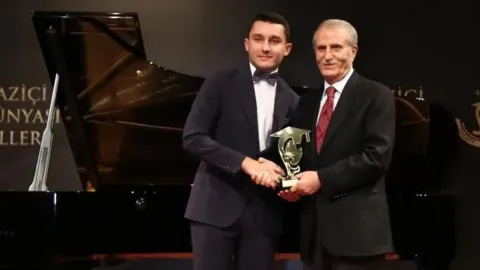 Holding fon vurgunu soruşturmasında ‘çeçenler/ic holding 53 milyar lirayı çekti’ iddiası: holding iddiayı reddetti 2026 ibrahimcecen. Jpg holding haber merkezi gazeteci barış yarkadaş tera yatırım portföyünün yüzde 7’sine denk gelen 53 milyar liralık fon... Iustitia. Bg fon vurgunu soruşturmasında ‘çeçenler/ic holding 53 milyar lirayı çekti’ iddiası: holding iddiayı reddetti 2026 2026-09-27 19:14:31 adalet - iustitia. Bg holding