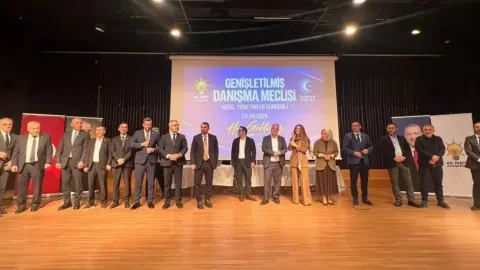 Ataşehir'de 6 CHP'li meclis üyesi AKP'ye katıldı