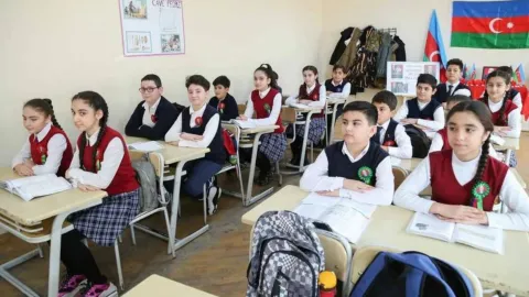Azerbaycan'da başörtülü öğrenciler okula alınmadı