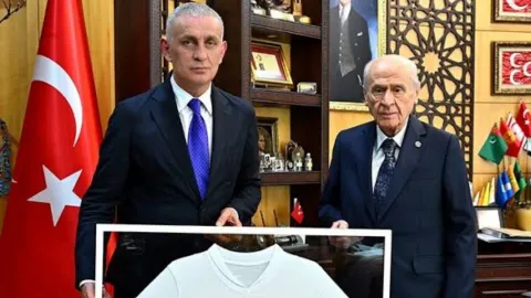 Yandaş medyanın hedefi olan Hacıosmanoğlu’na Bahçeli’den destek: 'Yalnız değilsin' notuyla çiçek gönderdi