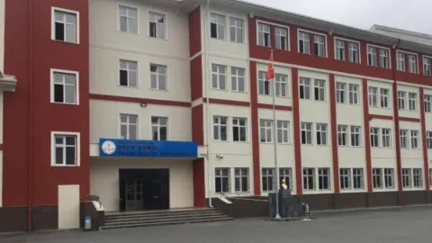 İstanbul Başakşehir'de Ortaokulda Bıçaklı Saldırı: 3 Öğrenci Yaralandı