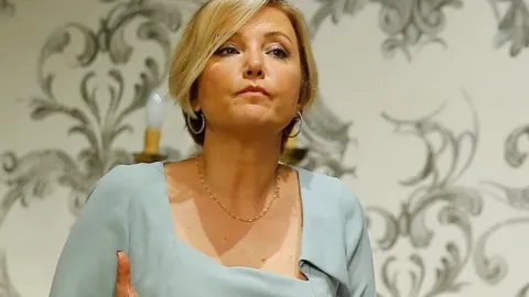 Berna Laçin: Gözaltına almaya geldiler, evde arama yapıyorlar
