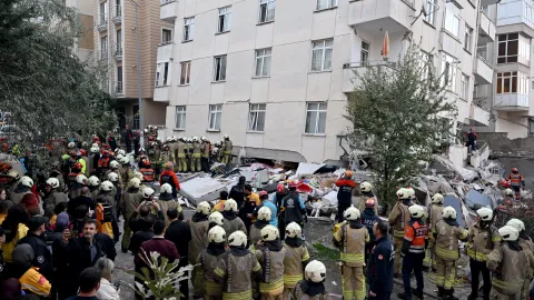 Maltepe'de 7 katlı binanın 3 katı çöktü, 8 kişi yaralı çıkarıldı