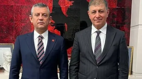 Özgür Özel’den Cemil Tugay savunması: İzmir risk altındaydı, Cemil Başkan anketlerde birkaç puan öndeydi