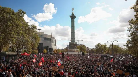 Fransa'da öğrenciler Bastille Meydanı'nda toplandı, Rennes'de 'Yaşasın Komün' sloganları