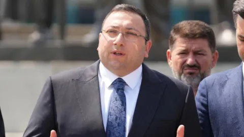 Anadolu Otoyolu'nda 3 Araçlık Kazada Üsküdar Belediye Başkanvekili Yaralandı