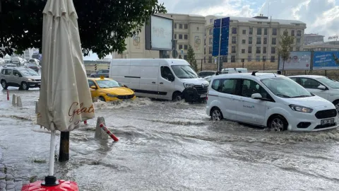 İstanbul’da beklenen sağanak nedeniyle sınavlar ertelendi, eğitimlere ara verildi
