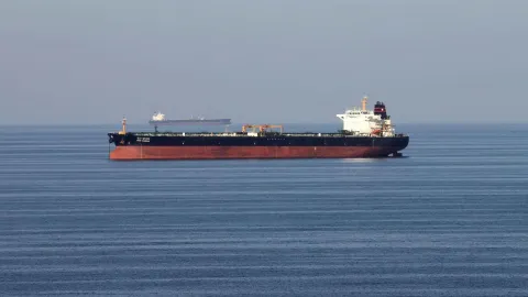 Hürmüz Boğazı'nda 2 milyon varilden fazla ham petrol taşıyan tanker deniz mayınına çarpıp patladı