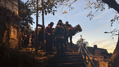 Zonguldak'ta 3 katlı bina çöktü: 1 kişi kurtarıldı, enkaz altındaki kişiyi kurtarma çalışmaları sürüyor