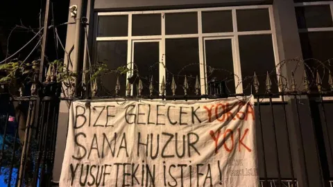 Bakan Tekin'i protesto eden TİP'li iki öğrenci tutuklandı
