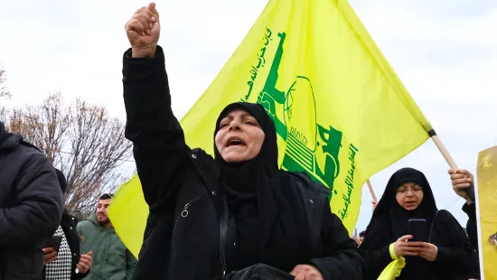 İşgal altındaki bölgelerdeki evlerine dönmek için bir araya gelen Lübnanlılar Hizbullah bayrakları taşıdı.