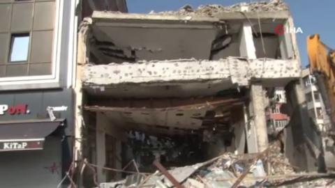 Kadıköy’de metruk binada çökme meydana geldi, 3 araç hasar aldı soL haber