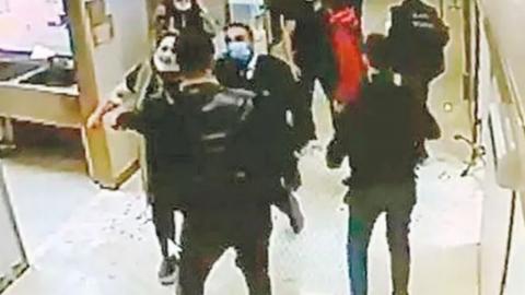 Sosyal mesafe uyarısı yapan sağlık çalışanlarını darp eden 4 kişiye