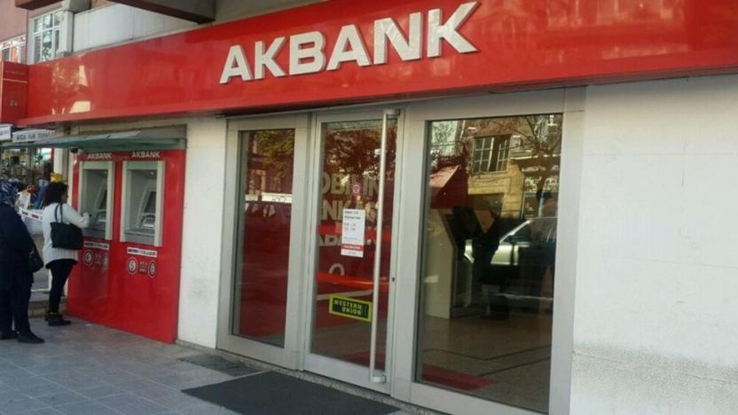 Akbank Ta Kriz Suruyor 17 Saattir Islem Yapilamiyor Sol Haber