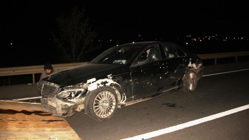 Otomobil uzun namlulu silahla tarandı: 2 ölü | soL haber