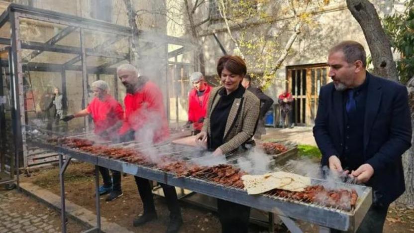 B�t�e g�r��meleri s�rerken AKP'li vekiller Meclis'te kebap partisi yapt�