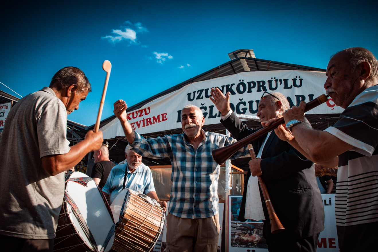 Sonra sanki kalabalığın bir işaret beklediğini bilir gibi dolanmaya çıkıyor cümbüşçüler sokaklarda ; davulla, zurnayla, gırnatayla…Asıl eğlencenin şimdi başladığını ilana koyuluyor.