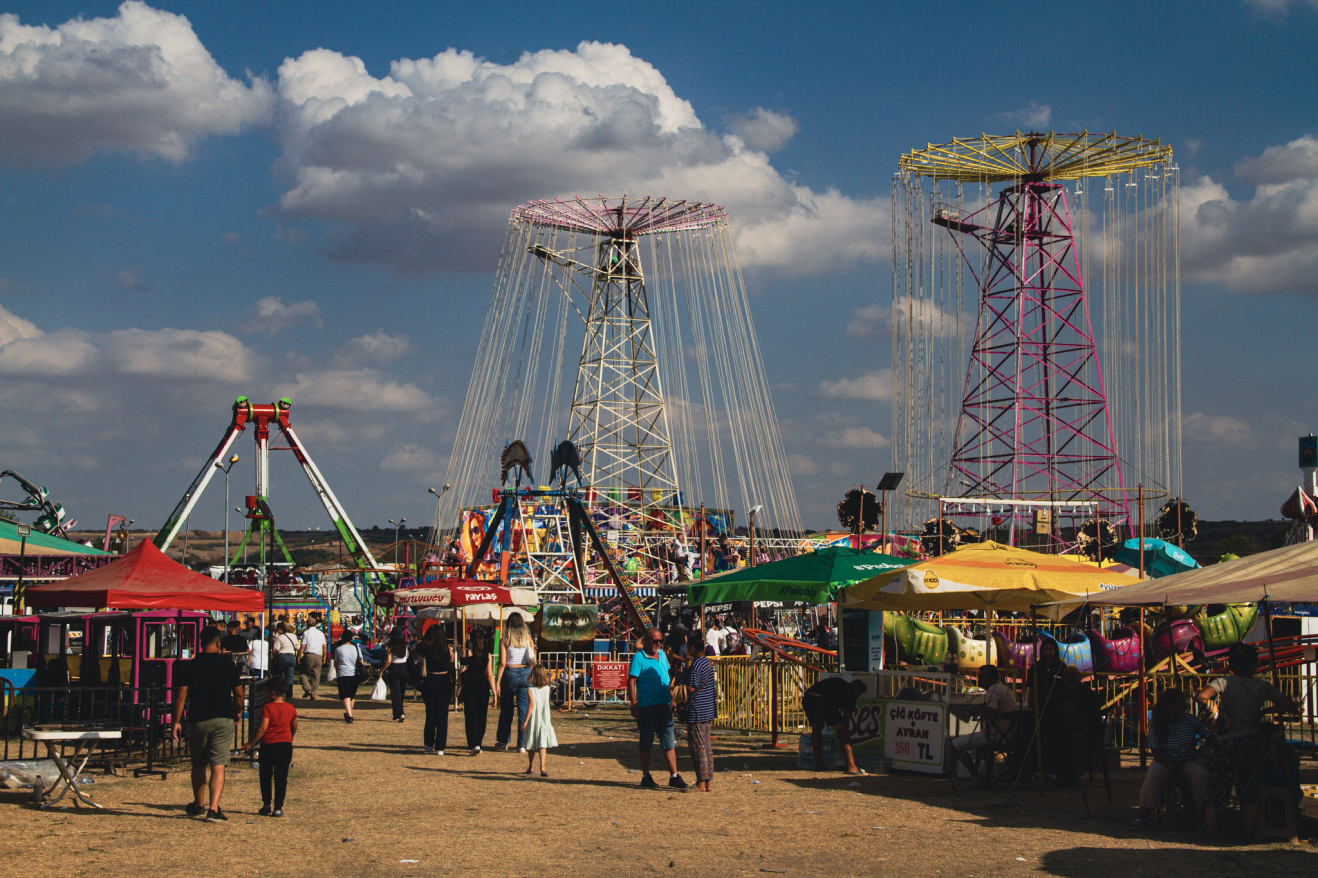 Öğleden sonra lunaparktan yavaş yavaş sesler yükseldikçe , kalabalık o tarafa doğru kaymaya başlıyor. Panayır yerinin aklı pazaryeri olsa da kalbi burası, çok belli, dolup dolup boşaltıyorlar insanlar burayı.
