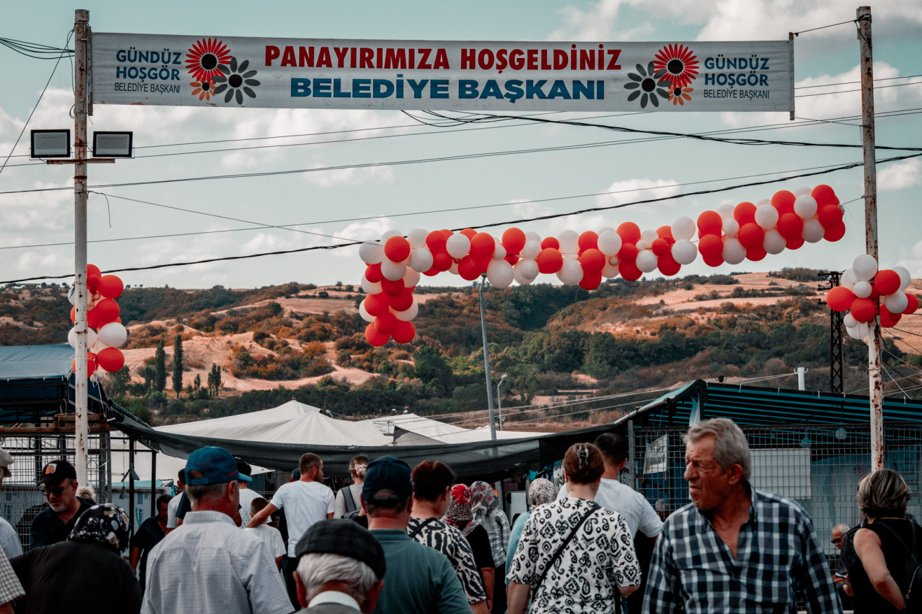 Eylül ayının ortası, sabahın 09.00’u. Yıl boyu sessiz sakin olan kıvrımlı köy yollarını korna ve motor sesleri doldurmuş. Etraf tabelalarla dolu, hepsi de aynı heyacanı işaret eder vaziyette : “Panayır alanına gider. ” Benzinliklerdeki çalışanlar keyifle bu araç ve insan kalabalığını bir ellerini gözlerine siper etmiş izliyorlar. “Misafirler geliyor. ”