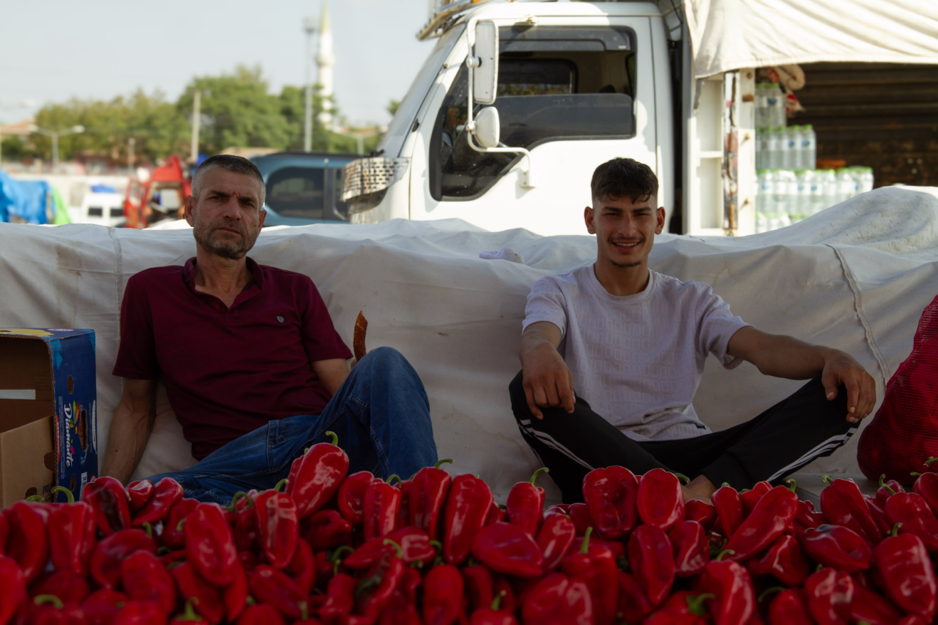 Gün erken başlıyor Pavli’de. Sabah kahvaltısını yapanlar tezgahın başına geçiyor , geçe kalanlar bir yanda müşteriye bakıyor, bir yandan da arada iki zeytin atıp ağzına bastırıyor açlığını.