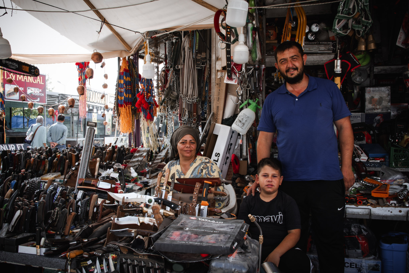 Yılların getirdiği sessiz bir anlaşmayla bölüşmüş köylüler ekmeklerini; Hayrabolular, Uzunköprülüler oğlak çevirmecileri , köftecileri işletirken, lunapark işletmesi Çerkez Müsellimlilerde. Diğer köylerden gelenler gelenler topladıkları kapya biberi, şarköy üzümünü satarken, panayırın bereketine inanıp ailece Çanakkale’den gelip bıçak satan da var, Silivri’den gelip giysi satan da.