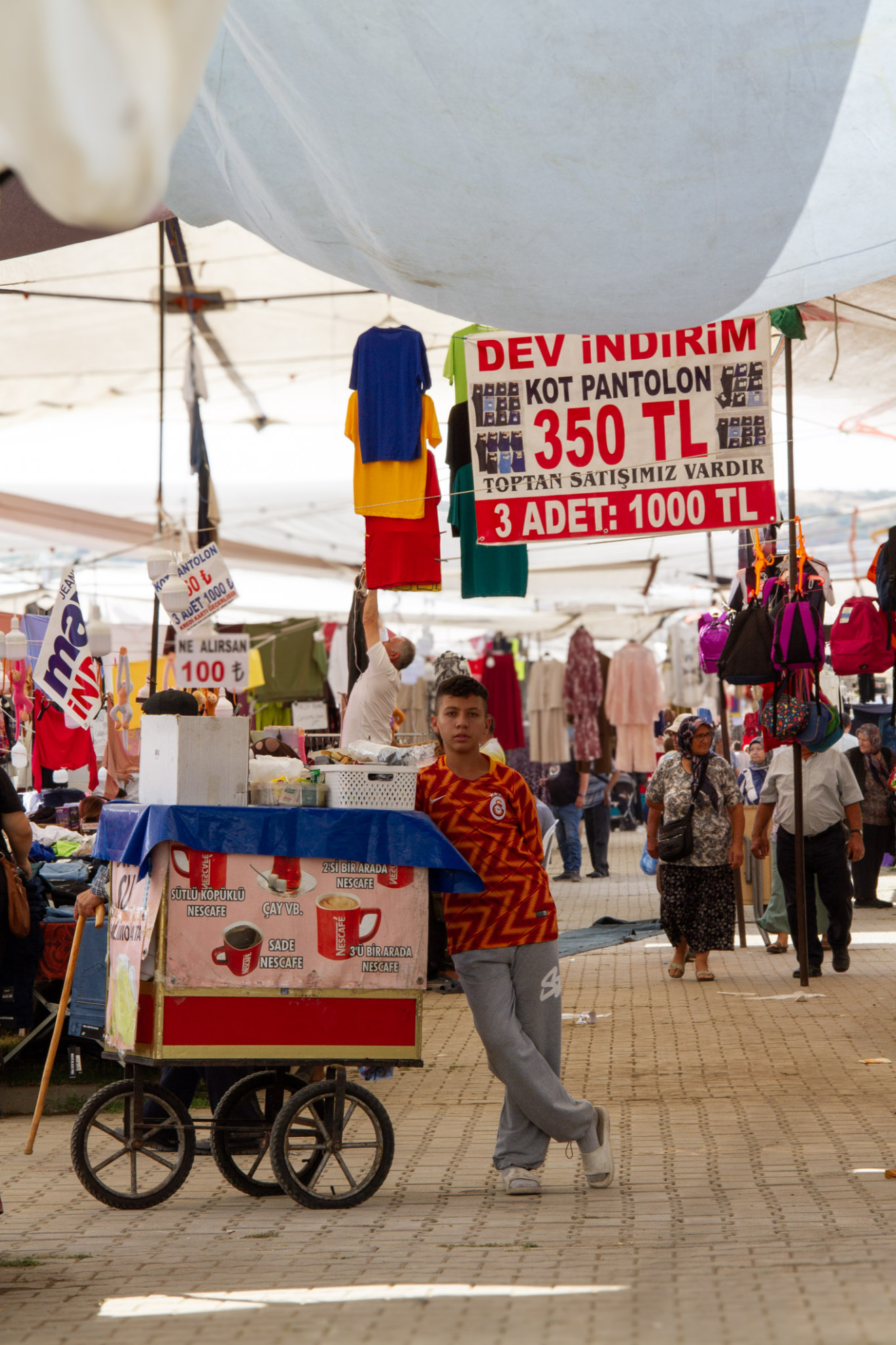 Öğleye doğru günübirlikçi turistler akın akın gelmeye başladıkça kalabalıklaşıyor sokaklar ve tezgahlar, pazarlıklar satıcıların bağırış çağırışları arasında yapılıyor .Birkaç saat bu hengameyle geçiyor , henüz lunaparkın açılmasına var.