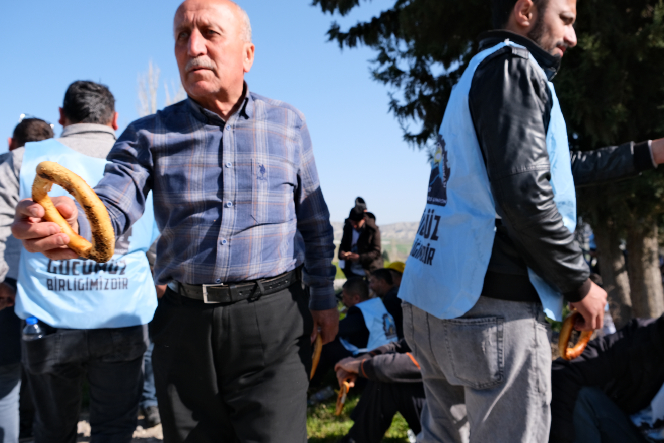 Madenciler arasında emekli olanlar da var. Ama hala çalışmak zorundalar. Emeklilik yaşı gelen madenciler gençlere simitleri dağıtırken.