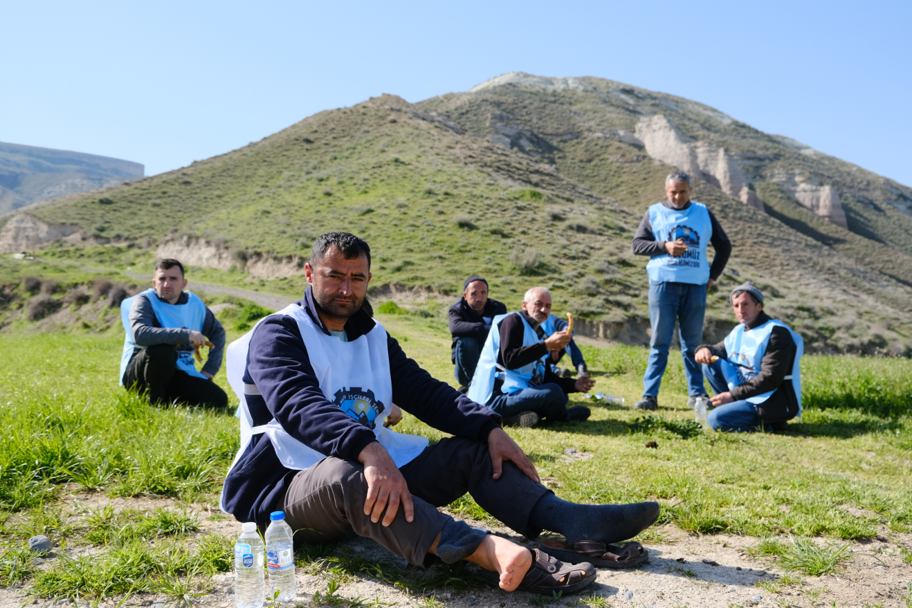 İlk fırsatta ayakkabılar çıkarılıyor. Yürümekten şişen parmaklara, yaralanan yerlere pansumanlar yapılıyor. Bir başka bağırıyor arkadan "Sakın patlatma su toplayan yaranı, daha çok acır!"