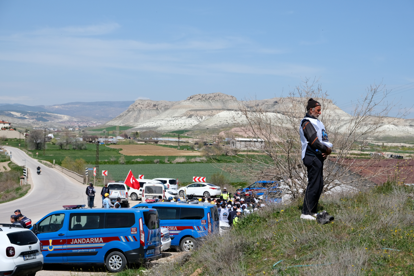 Görüşmeler uzayınca madencilerden biri elini havaya savuruyor "ehh" deyip çıkıyor tepeye sakin bir yere. Aşağıda jandarma ve polis ekipleri madencilerle görüşürken bir başka madenci çıkıp öğle namazını kılıyor. Yapılacak görüşmeler onu çok ilgilendirmiyor bir yanıyla. Yürüyenek yola, patrondan gelecek yanıta bakıyor sadece. Madencinin yıllardır sırtını yasladığı şeyler bazen de sırtını dönüp mücadele ettiği şeylere dönüşüyor.
