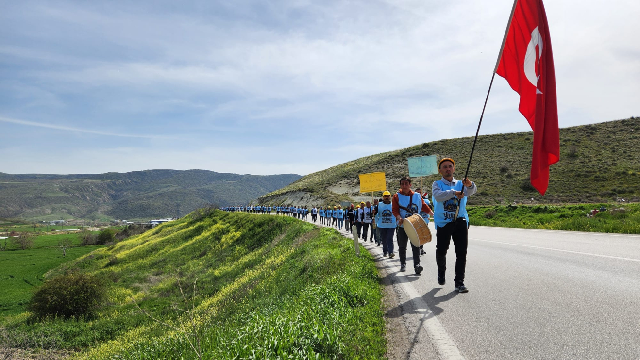 Haklarını aramak için yürüyor madenciler. Yorulmadan, usanmadan. Talep ettikleri şey alın teriyle kazandıkları hakları.