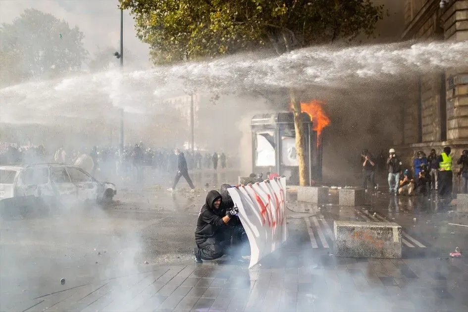 Paris’teki gösteriler sırasında polis ile eylemciler arasında arbede yaşandı.