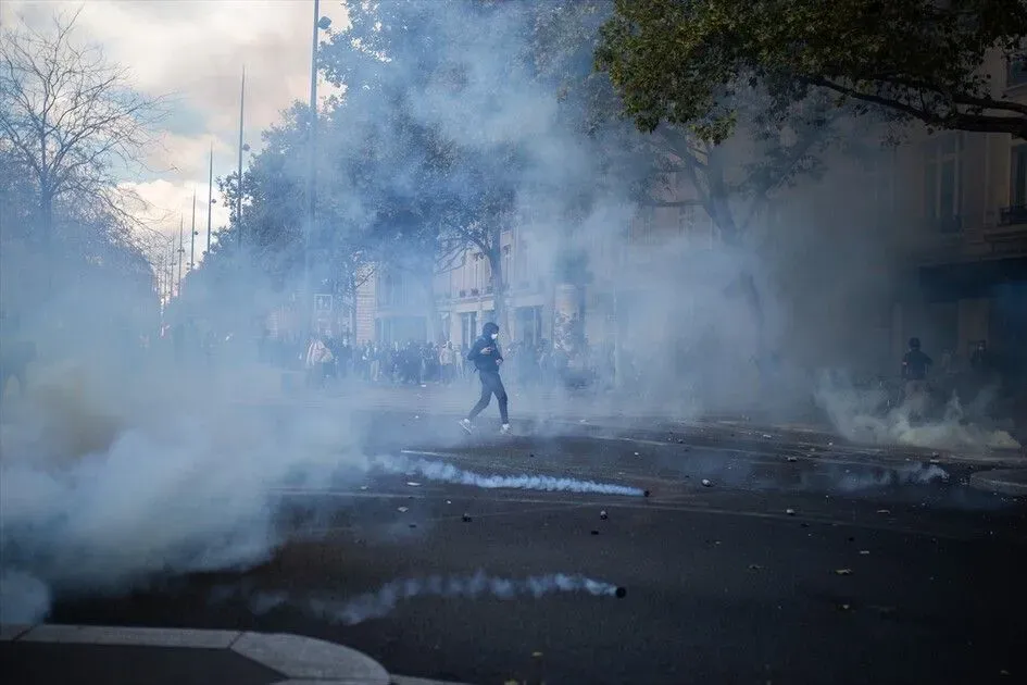 Farklı toplumsal kesimlerin katıldığı protestolarda, artan yaşam maliyetleri ve geçim sıkıntısı öne çıkan başlıklar arasında yer aldı.