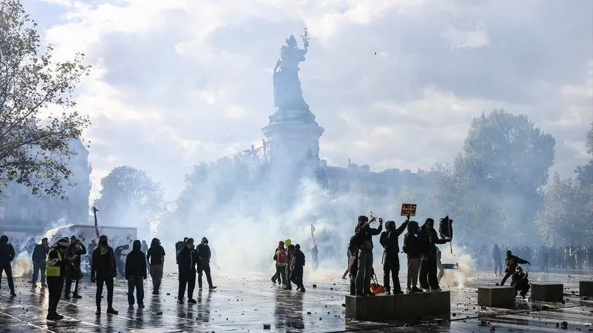 Fransa genelinde hayat pahalılığı, akaryakıt fiyatları ve eğitim bütçesine yönelik tepkilerle düzenlenen protestolar sürüyor.