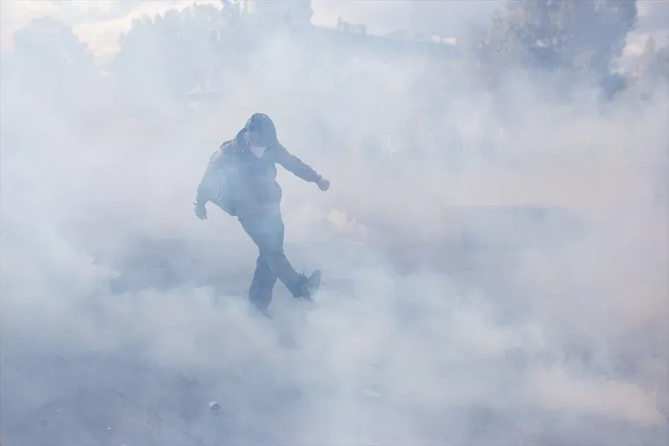 Göstericiler, hükümetin ekonomi ve sosyal politikalarına yönelik tepkilerini sloganlar ve pankartlarla dile getirdi.