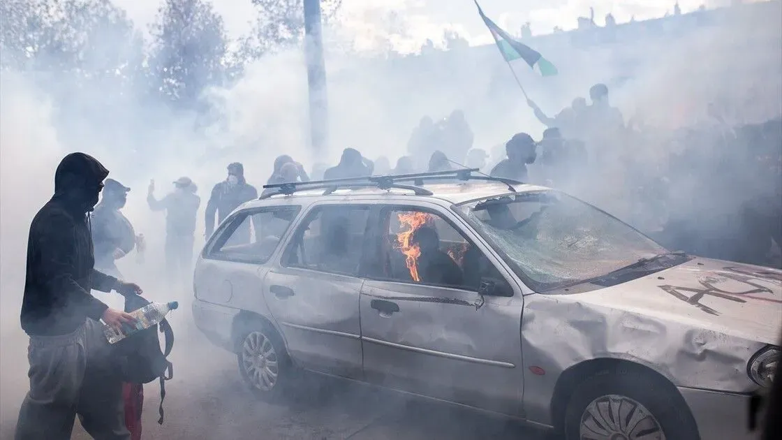 Paris’te Cumhuriyet Meydanı ve çevresinde toplanan göstericiler, Sarı Yelekliler hareketine destek vererek sokaklara çıktı.