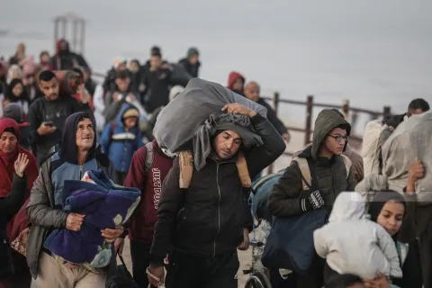 Yerlerinden edilen Filistinliler taşıyabildikleri eşyalarıyla çoğu yaya olarak Gazze'nin kuzeyine geri dönüşe geçti.