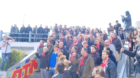 Kırmızı fularlı veli ve işçiler