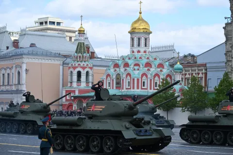 Sovyet dönemine ait T-34 tanklarından oluşan bir konvoy Kızıl Meydan'da ilerliyor.