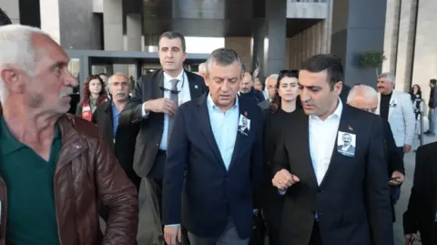 Özel'e saldırı